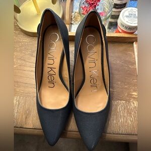Like new Calvin Klein navy heels